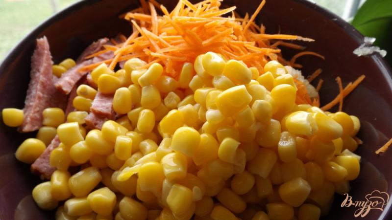 Фото приготовление рецепта: Салат из моркови с колбасой шаг №4