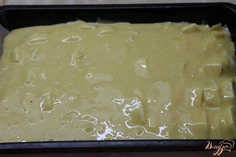 Фото приготовление рецепта: Яблочный пирог с корицей и сахарной пудрой шаг №5