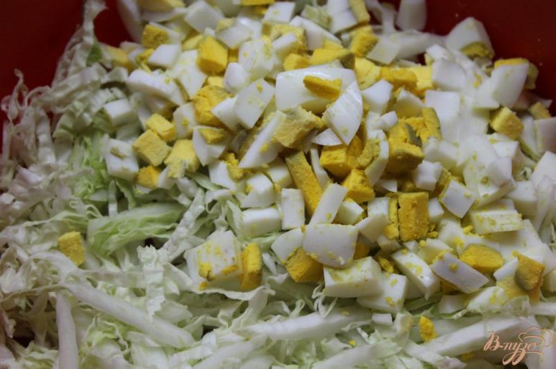 Фото приготовление рецепта: Салат с пекинской капустой, яйцами и колбасой шаг №1