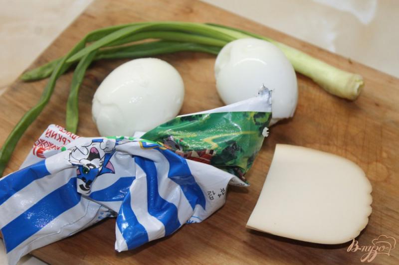 Фото приготовление рецепта: Фаршированные яйца сыром и зеленым луком шаг №1