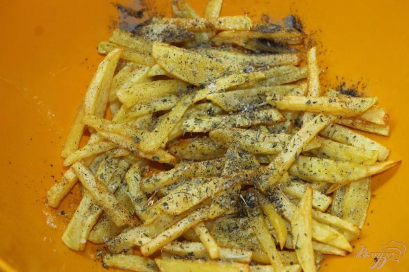 Фото приготовление рецепта: Картофель фри домашнего приготовления с итальянскими травами и сметанным соусом шаг №3