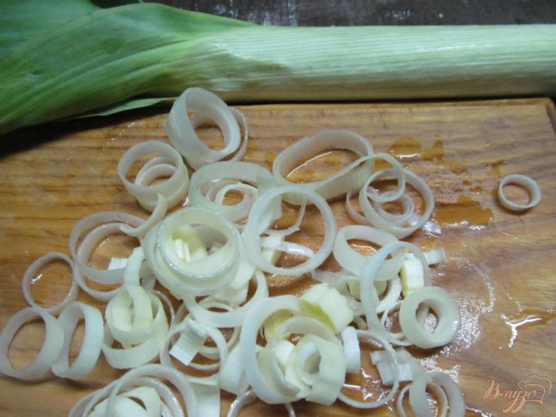 Фото приготовление рецепта: Картофельное пюре с жаренным луком и горошком. шаг №2