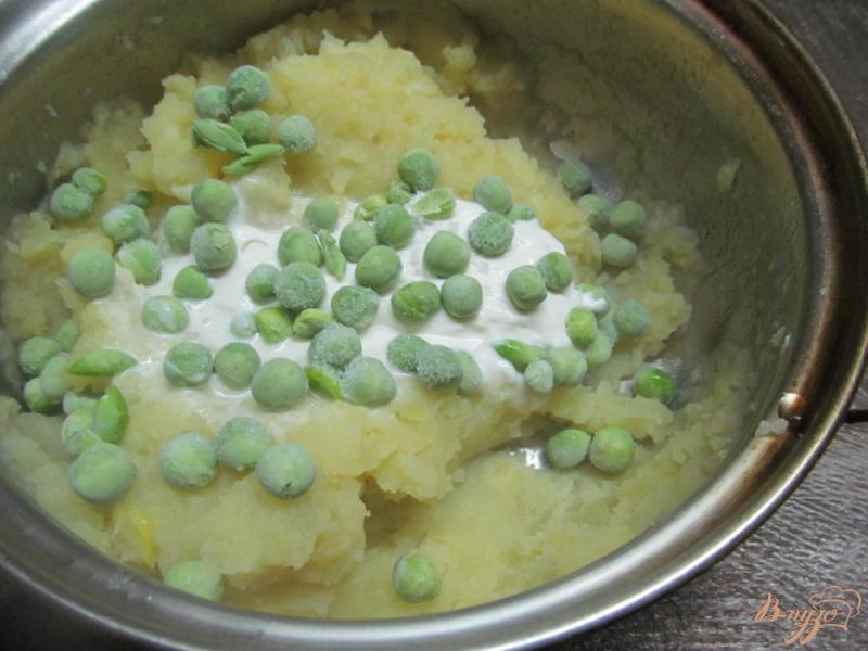 Фото приготовление рецепта: Картофельное пюре с жаренным луком и горошком. шаг №6