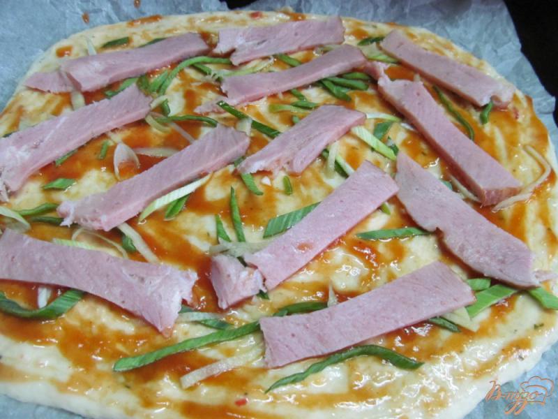 Фото приготовление рецепта: Пицца с горошком имбирем и ветчиной шаг №5