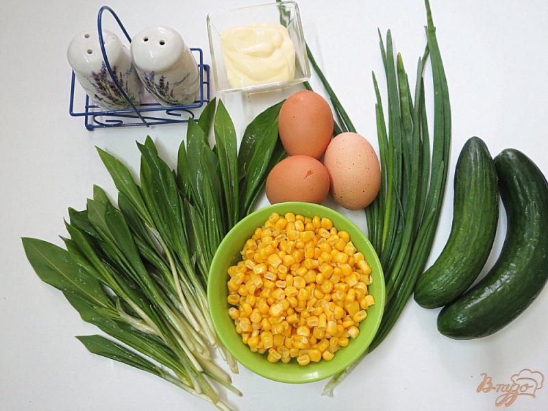 Фото приготовление рецепта: Салат с черемшой и кукурузкой шаг №1