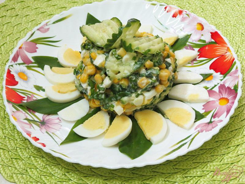 Фото приготовление рецепта: Салат с черемшой и кукурузкой шаг №7