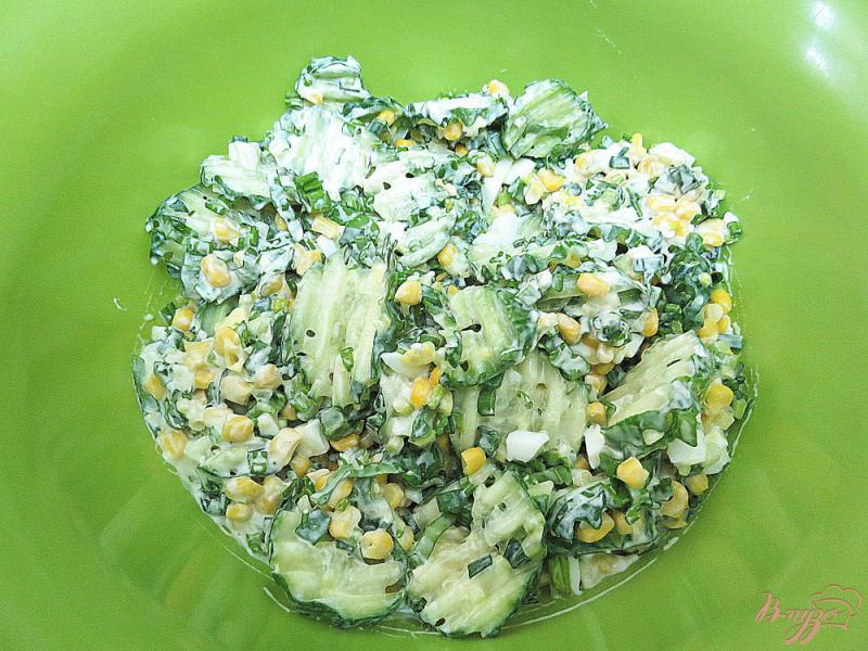 Фото приготовление рецепта: Салат с черемшой и кукурузкой шаг №6