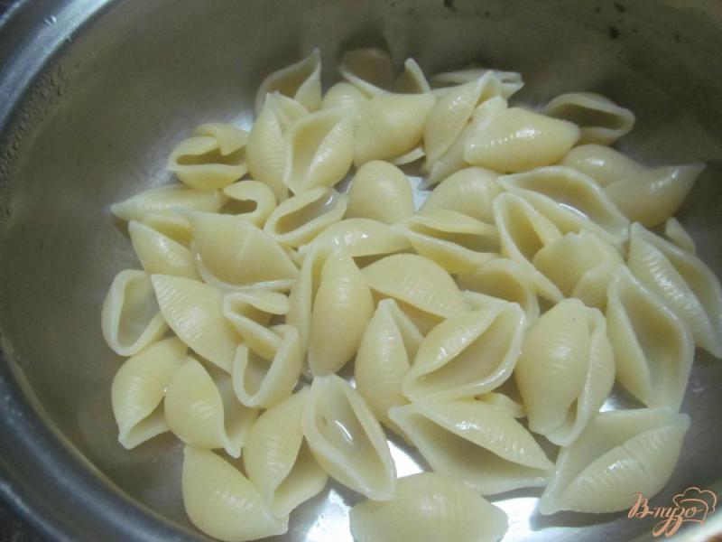Фото приготовление рецепта: Макароны под сметанным соусом с помидором шаг №1