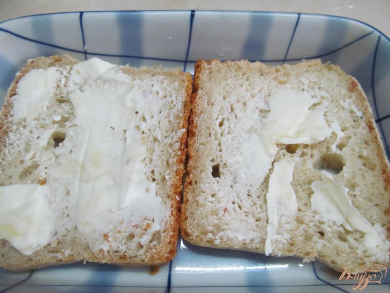 Фото приготовление рецепта: Горячие бутерброды со сливочным сыром и помидором шаг №3