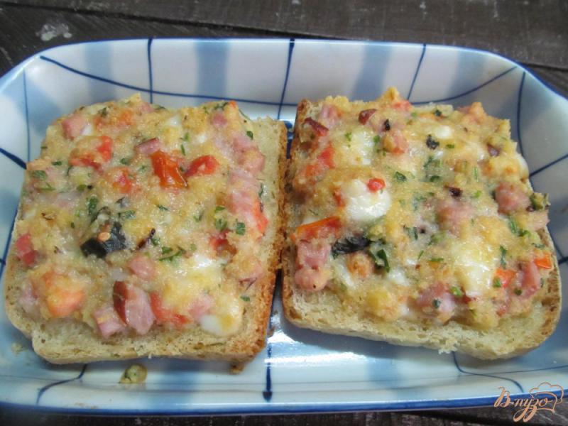 Фото приготовление рецепта: Горячие бутерброды со сливочным сыром и помидором шаг №5