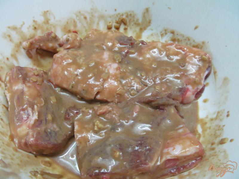 Фото приготовление рецепта: Свиные ребра запеченные под маринадом шаг №3