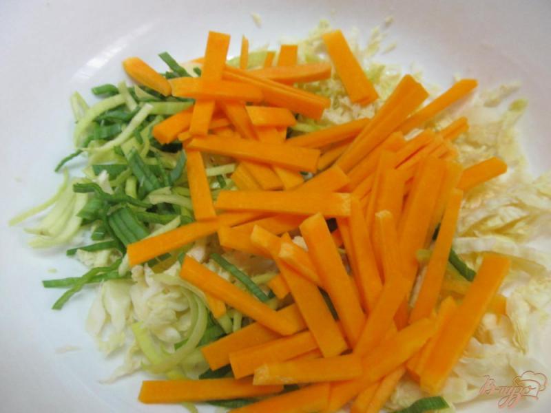Фото приготовление рецепта: Салат из капусты с тыквой и луком-порей шаг №3