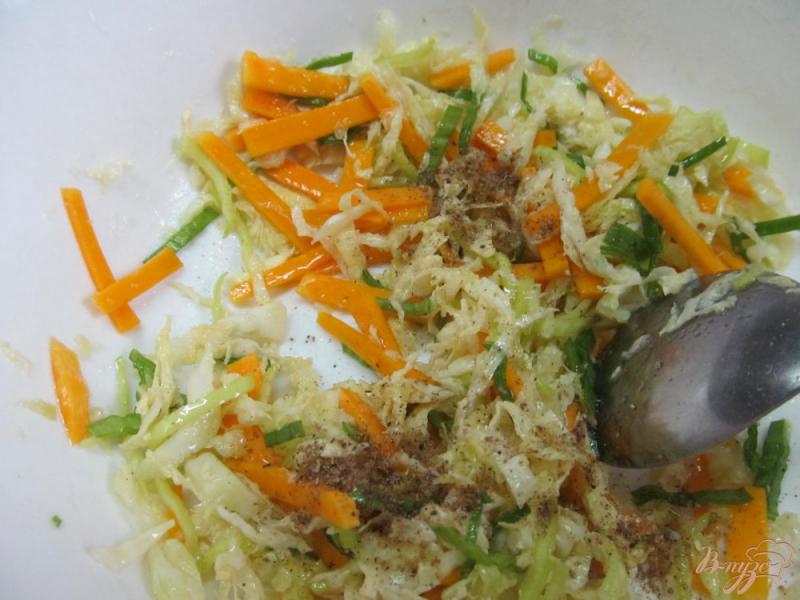 Фото приготовление рецепта: Салат из капусты с тыквой и луком-порей шаг №4