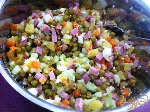 Фото приготовление рецепта: Салат с горошком и ветчиной шаг №8