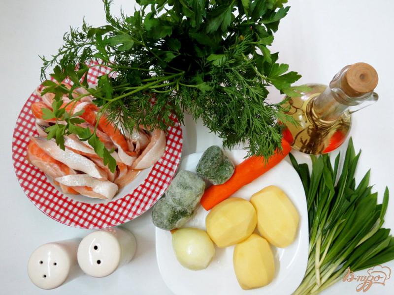 Фото приготовление рецепта: Суп из животиков сёмги со шпинатом и черемшой шаг №1