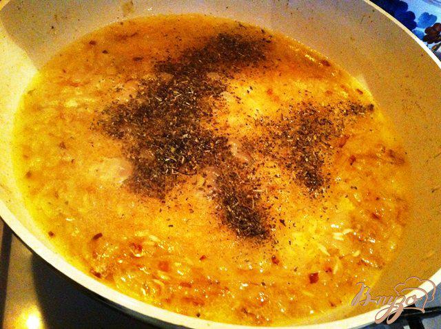 Фото приготовление рецепта: Жаренный рис на гарнир с томатами шаг №5