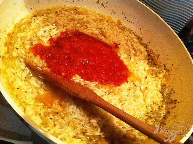 Фото приготовление рецепта: Жаренный рис на гарнир с томатами шаг №6