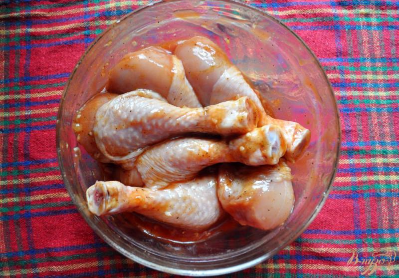 Фото приготовление рецепта: Куриные голени запеченные в медово - томатном соусе шаг №3