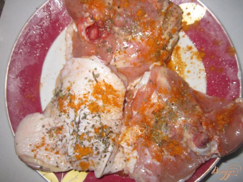 Фото приготовление рецепта: Курица запеченная с яблоком и черносливом шаг №2