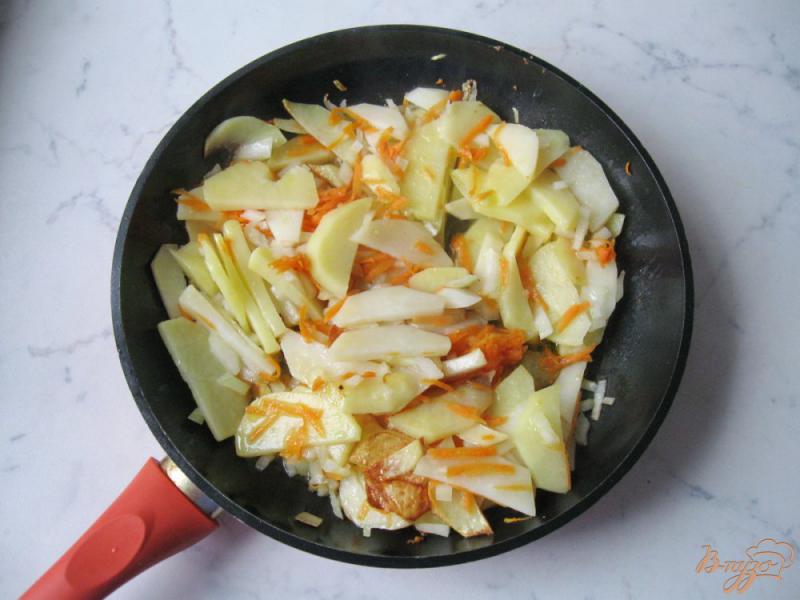 Фото приготовление рецепта: Жареный картофель с морковью шаг №4