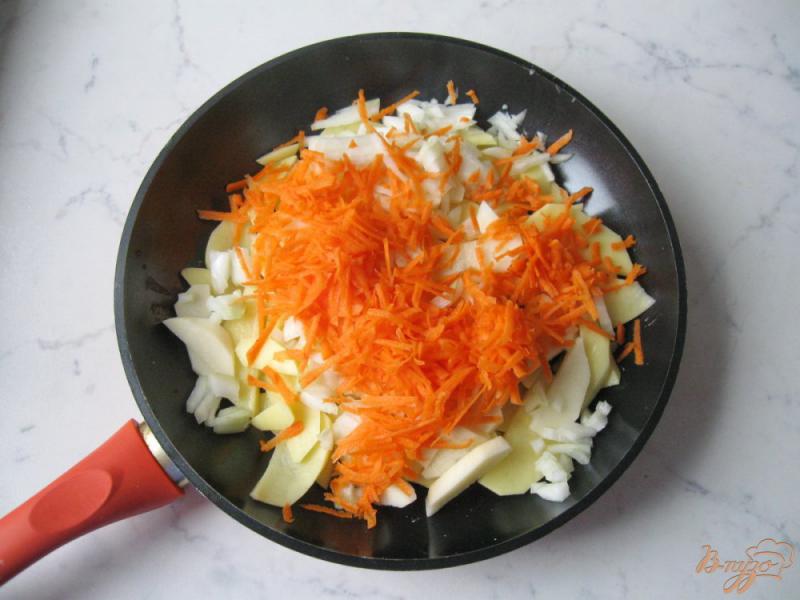 Фото приготовление рецепта: Жареный картофель с морковью шаг №3