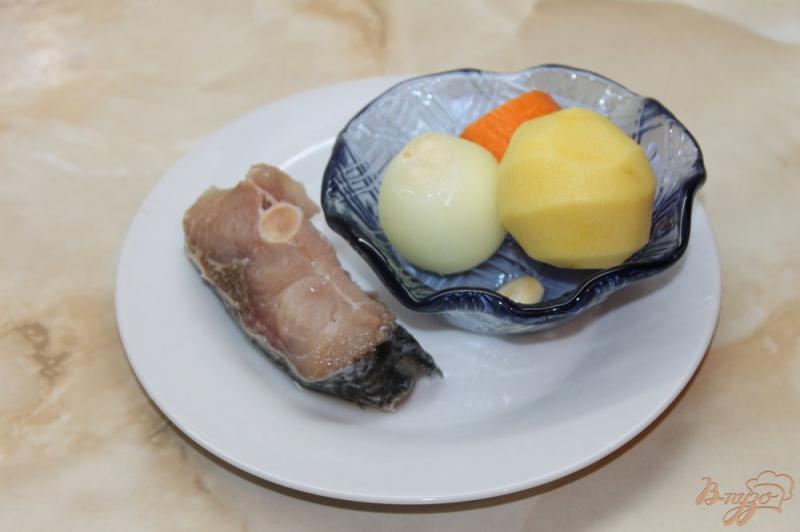 Фото приготовление рецепта: Рыбный суп с толстолобиком и лимоном шаг №1