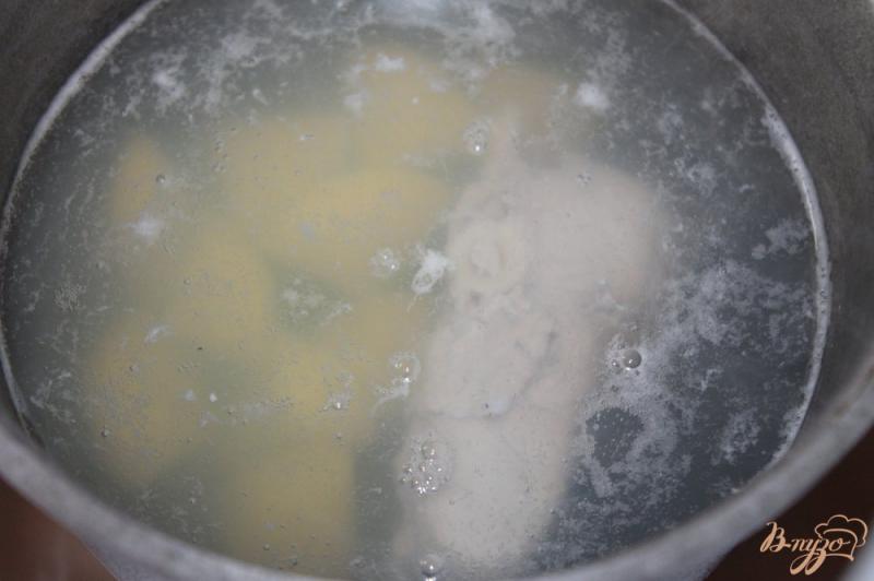 Фото приготовление рецепта: Рыбный суп с толстолобиком и лимоном шаг №2