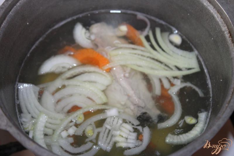 Фото приготовление рецепта: Рыбный суп с толстолобиком и лимоном шаг №3