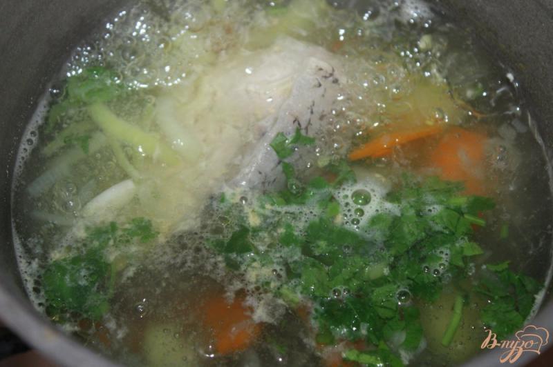 Фото приготовление рецепта: Рыбный суп с толстолобиком и лимоном шаг №4