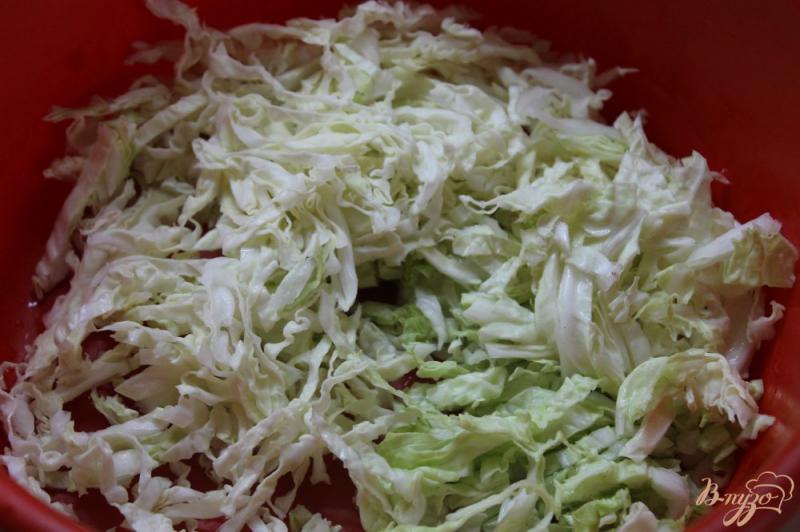 Фото приготовление рецепта: Салат с пекинской капустой, крутонами и колбасой шаг №1