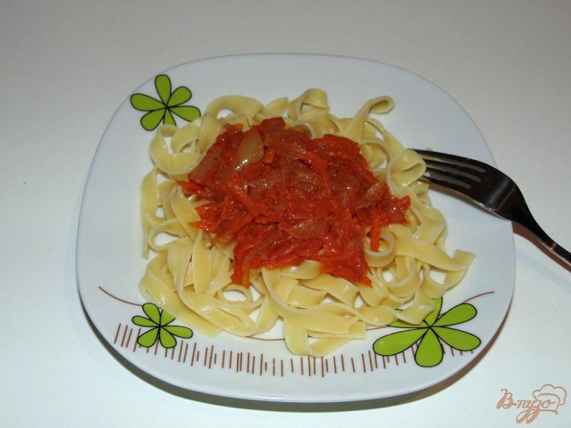 Фото приготовление рецепта: Паста феттучини с томатным соусом шаг №6