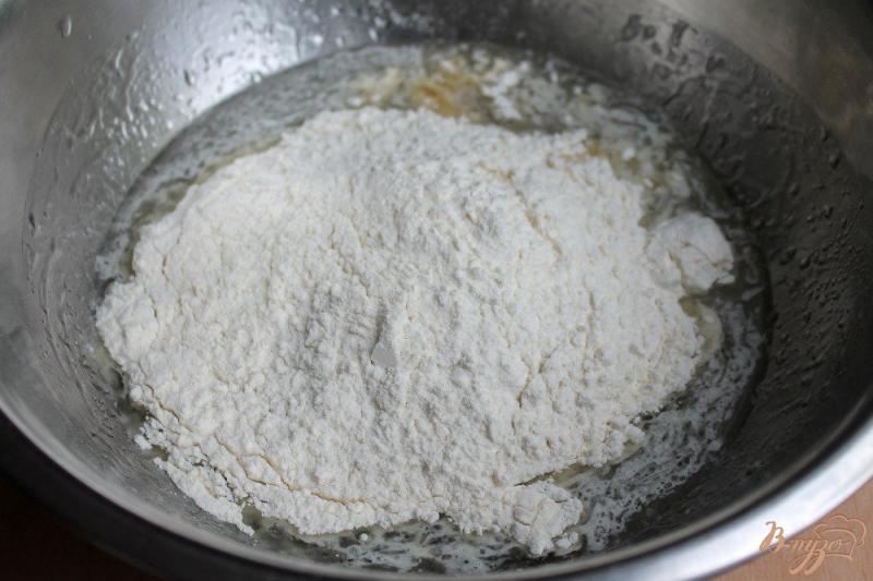 Фото приготовление рецепта: Пирог на рассоле с медом и малиной шаг №4