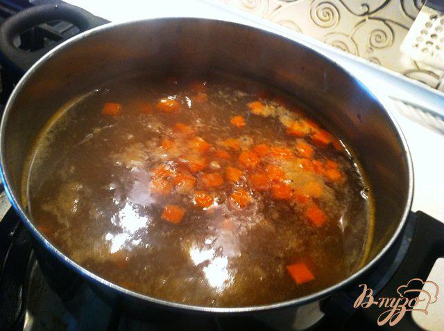 Фото приготовление рецепта: Суп с фрикадельками,шпинатом и макаронами шаг №4