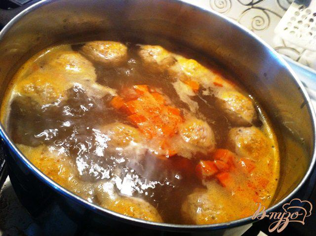 Фото приготовление рецепта: Суп с фрикадельками,шпинатом и макаронами шаг №5