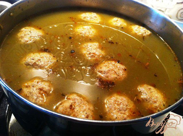 Фото приготовление рецепта: Суп с фрикадельками,шпинатом и макаронами шаг №7