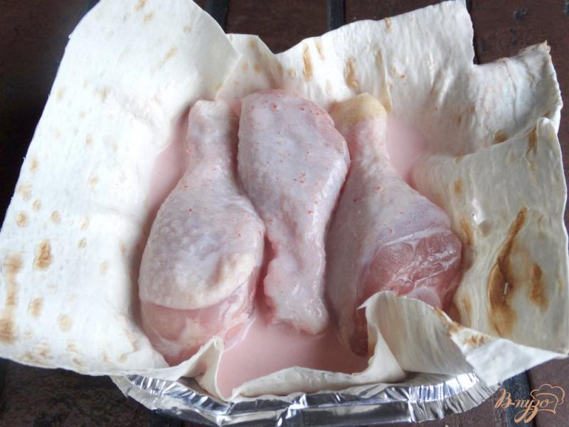 Фото приготовление рецепта: Куриные голени запеченные в лаваше шаг №4