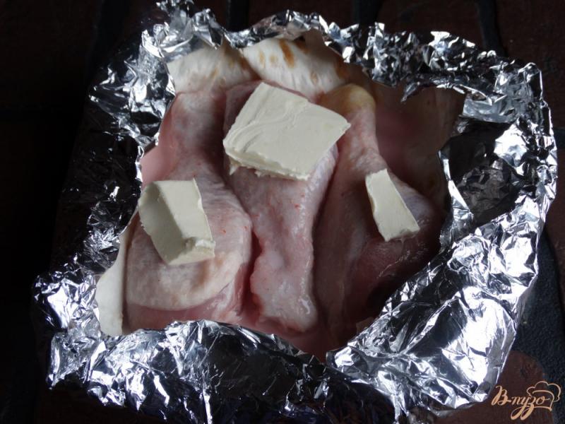 Фото приготовление рецепта: Куриные голени запеченные в лаваше шаг №6