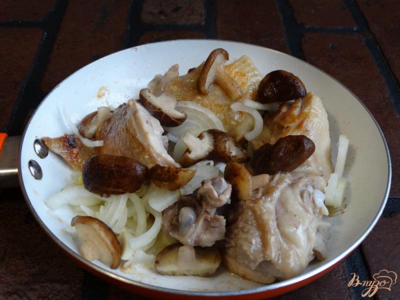Фото приготовление рецепта: Курица жареная с шиитаке шаг №3