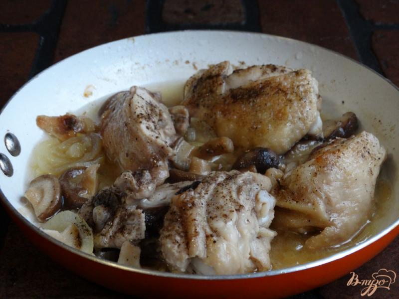 Фото приготовление рецепта: Курица жареная с шиитаке шаг №4