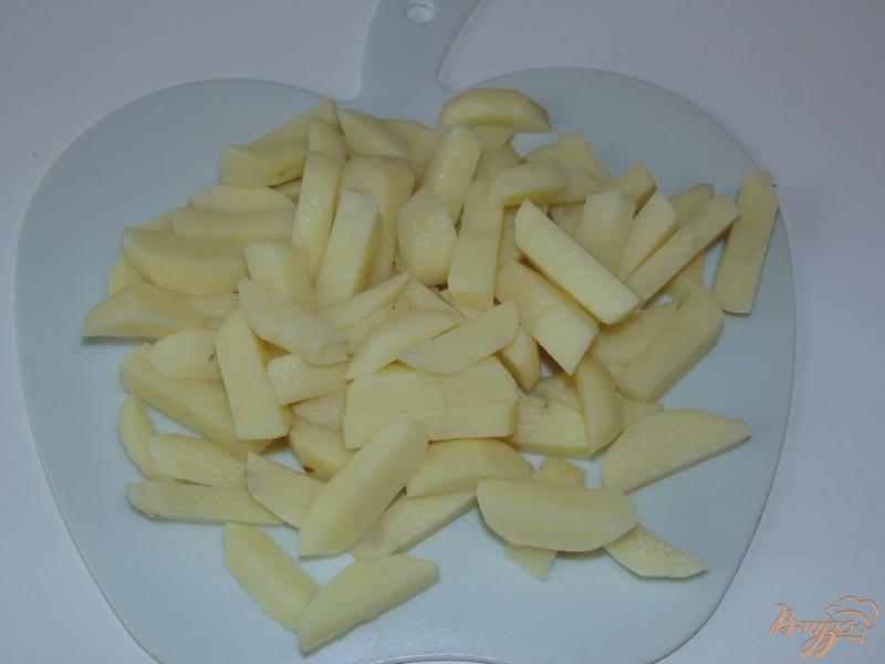Фото приготовление рецепта: Жареный картофель с шампиньонами и луком шаг №1