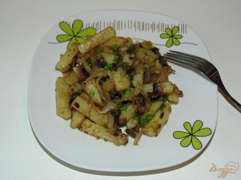 Фото приготовление рецепта: Жареный картофель с шампиньонами и луком шаг №6