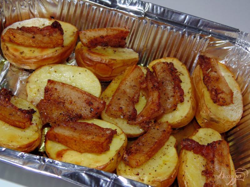 Фото приготовление рецепта: Картофель запеченный с салом в фольге шаг №5
