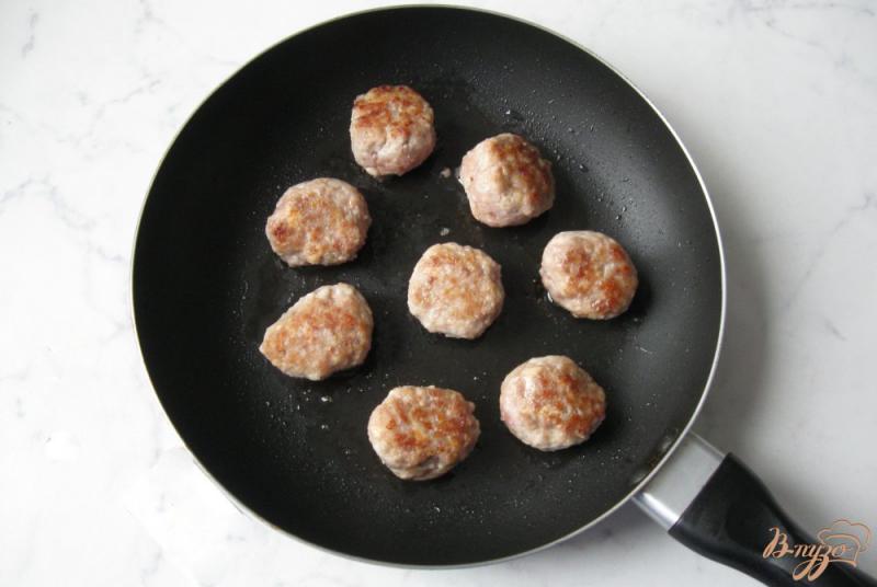 Фото приготовление рецепта: Картофельные гнезда с мясными тефтелями шаг №2
