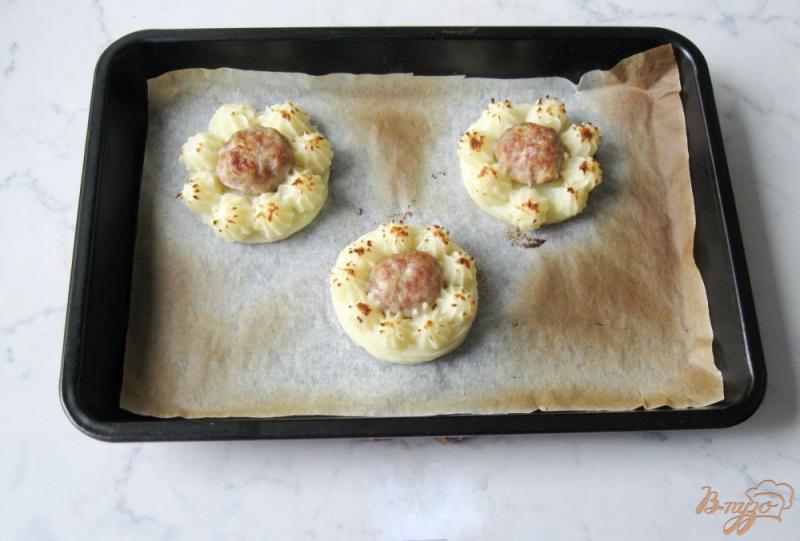 Фото приготовление рецепта: Картофельные гнезда с мясными тефтелями шаг №6