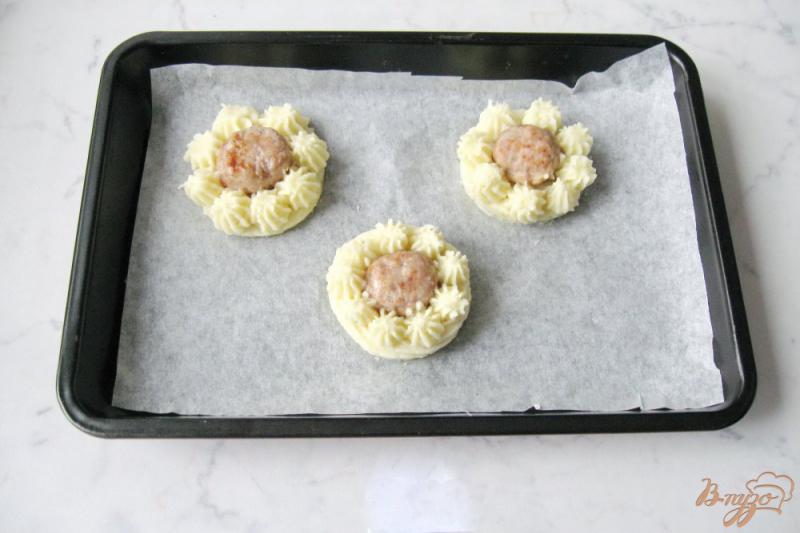 Фото приготовление рецепта: Картофельные гнезда с мясными тефтелями шаг №5