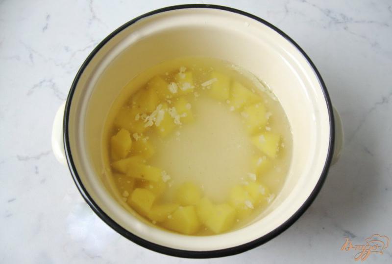 Фото приготовление рецепта: Суп с красной чечевицей и плавленым сыром шаг №2