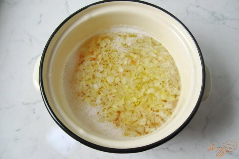 Фото приготовление рецепта: Суп с красной чечевицей и плавленым сыром шаг №4