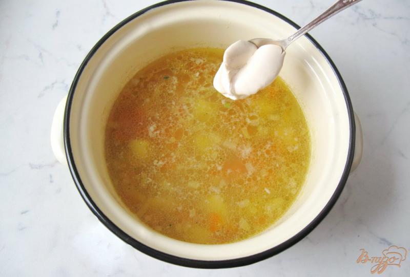 Фото приготовление рецепта: Суп с красной чечевицей и плавленым сыром шаг №7