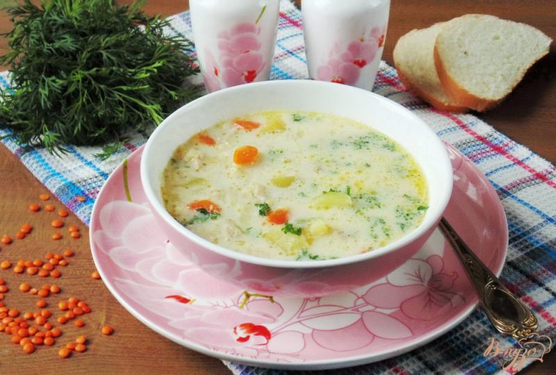 Фото приготовление рецепта: Суп с красной чечевицей и плавленым сыром шаг №9
