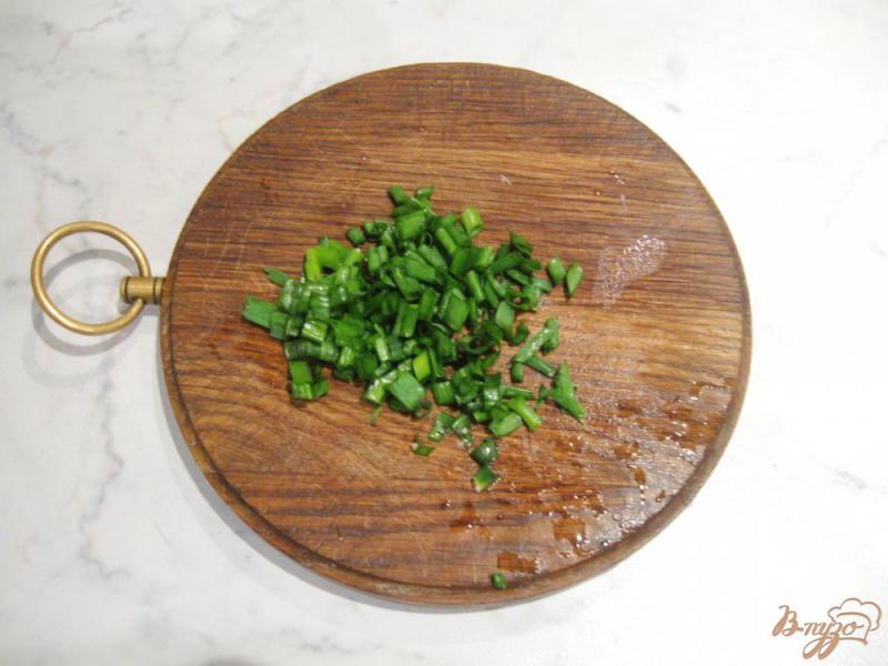 Фото приготовление рецепта: Омлет с сосисками и зеленым луком шаг №5